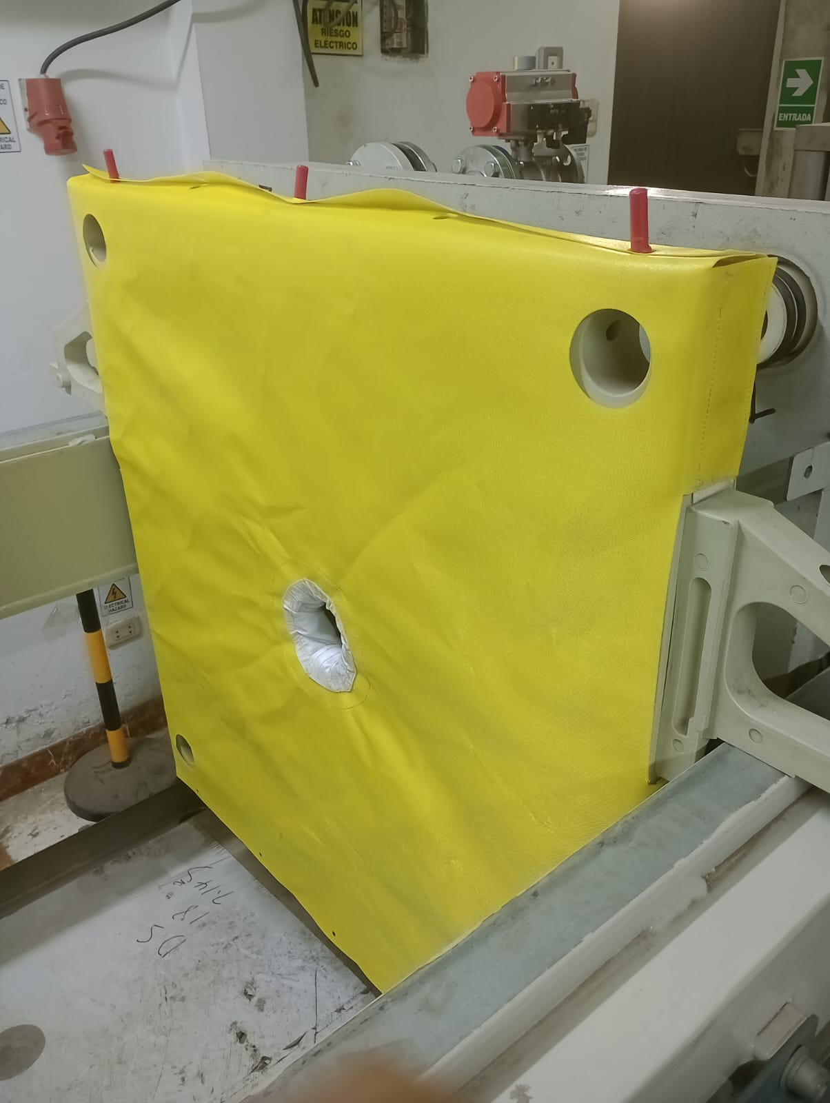 Lona filtrante instalada en una placa de filtro prensa