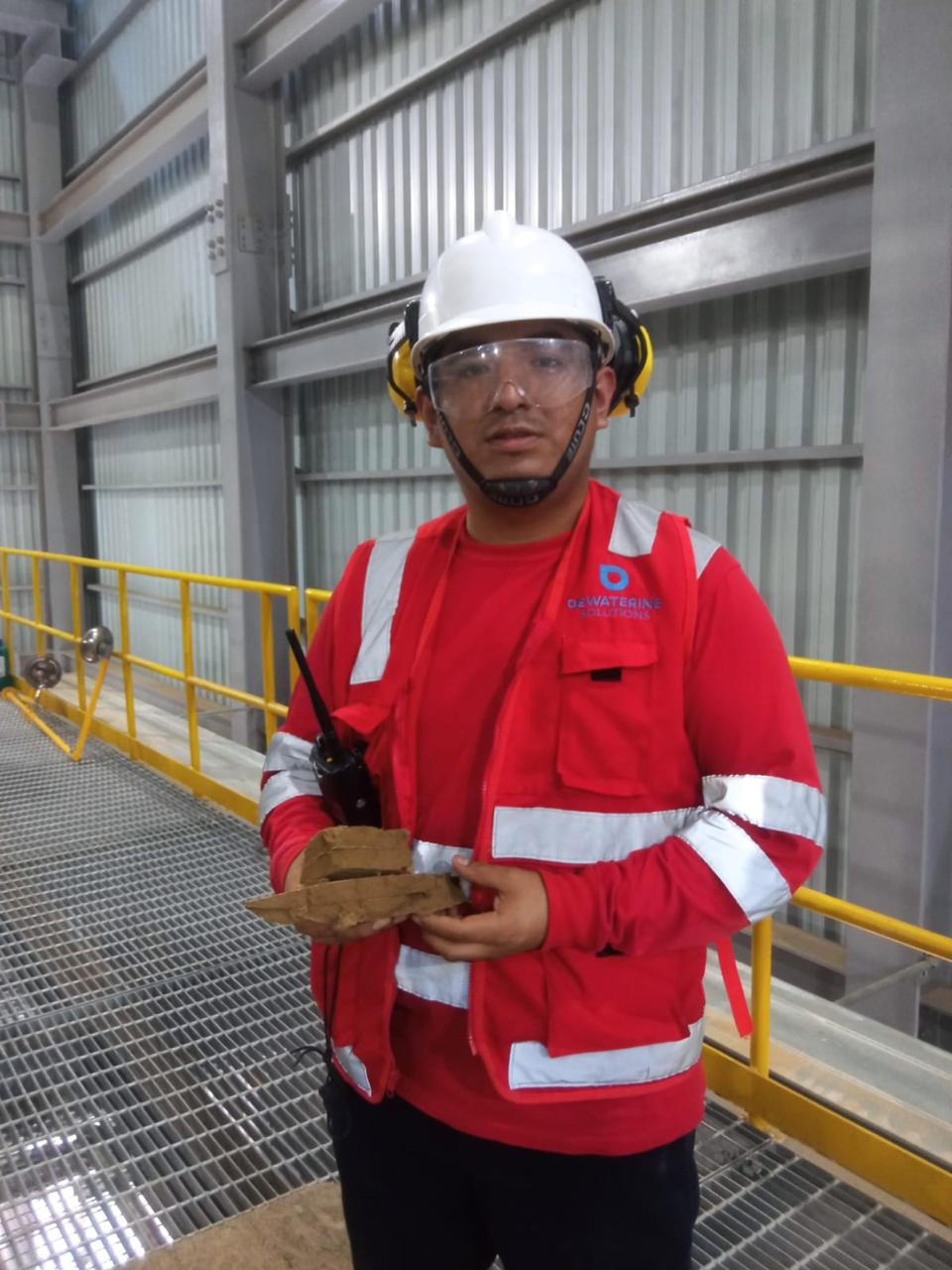 Especialista de Dewatering Solutions verificando una torta de filtración